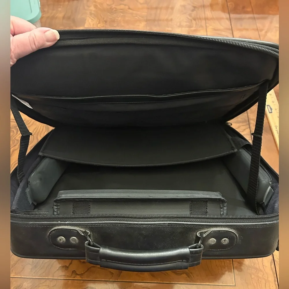 Targus SafePort Laptop Briefcase Black Messenger Work Bag